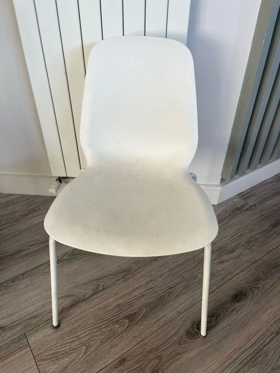 Table and Chairs - Image 4