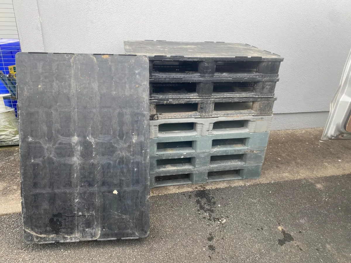 Solid base plastic pallets