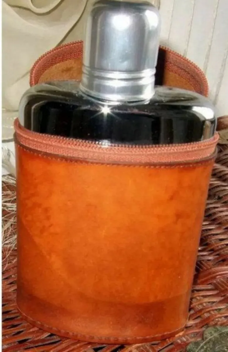 Vintage Harrods Hip flask & Leather Case In great - Image 4