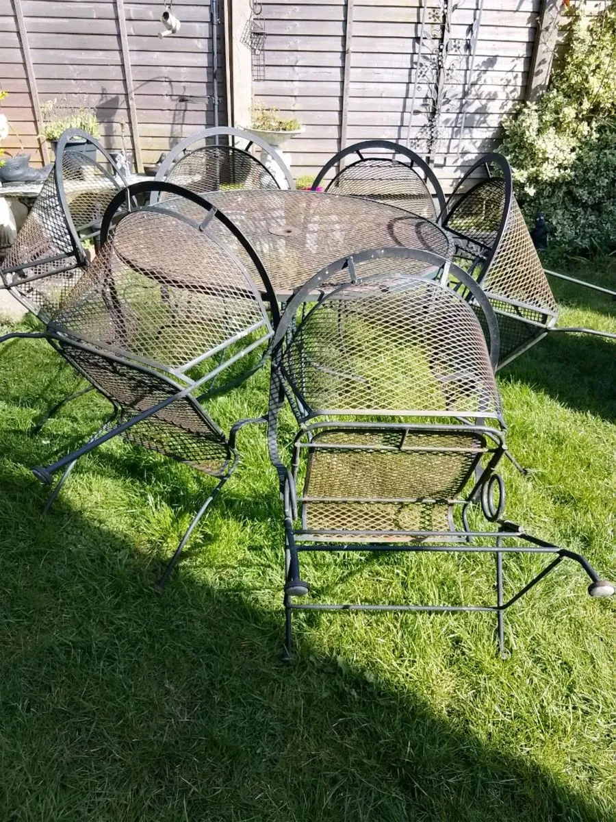 Garden table and chairs - Image 1