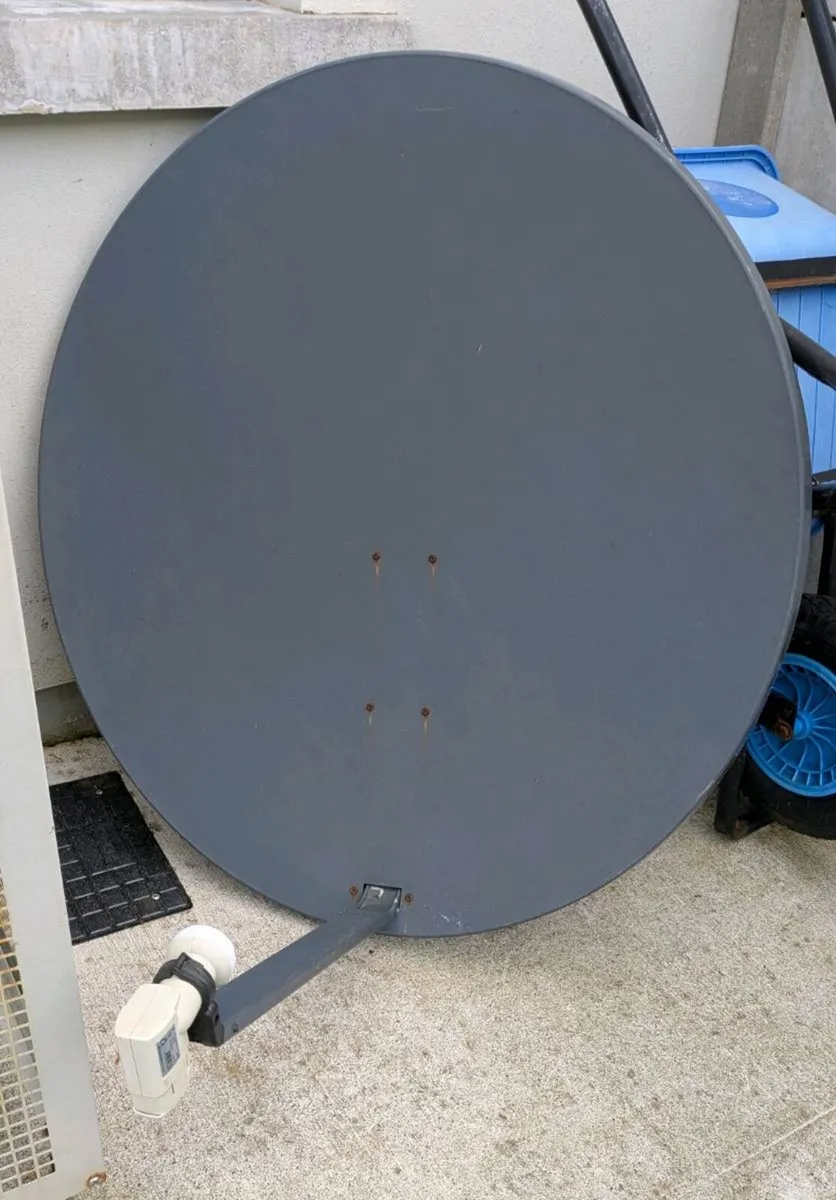 Triax satellite dish with LNB - Image 1