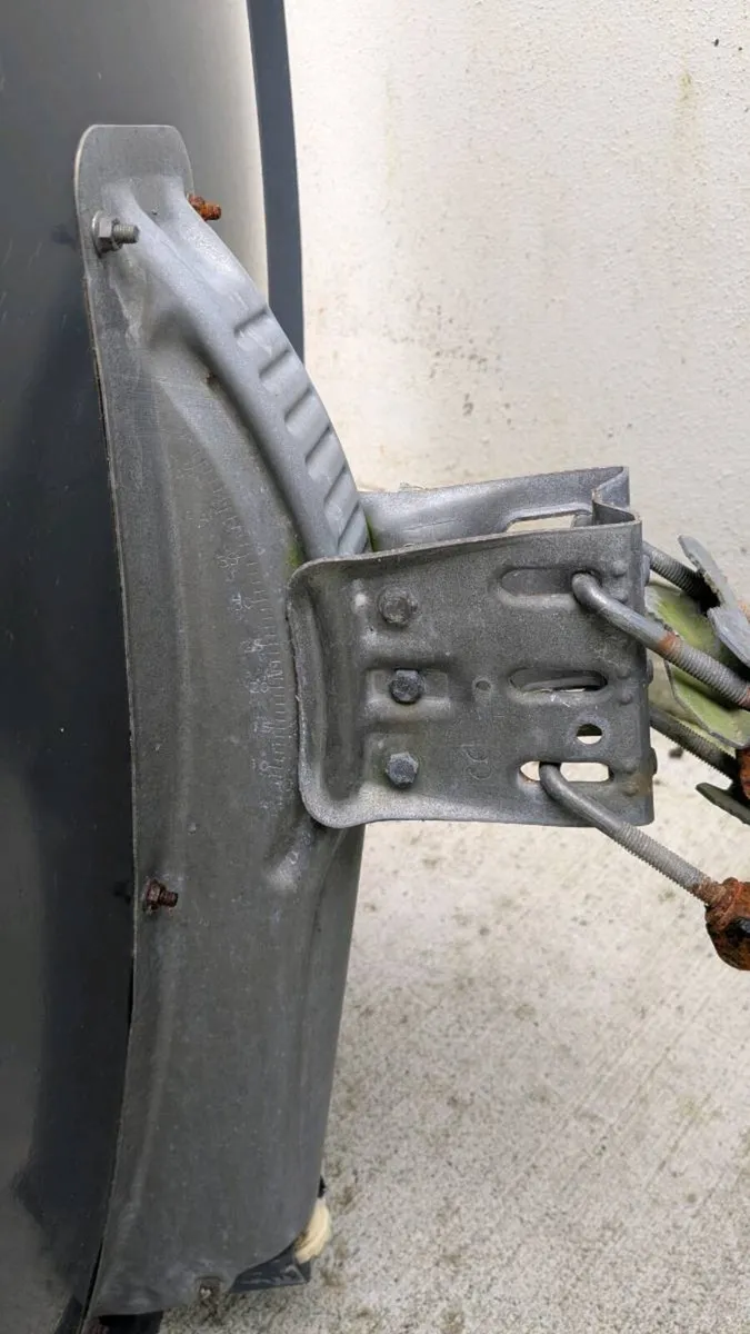 Triax satellite dish with LNB - Image 3