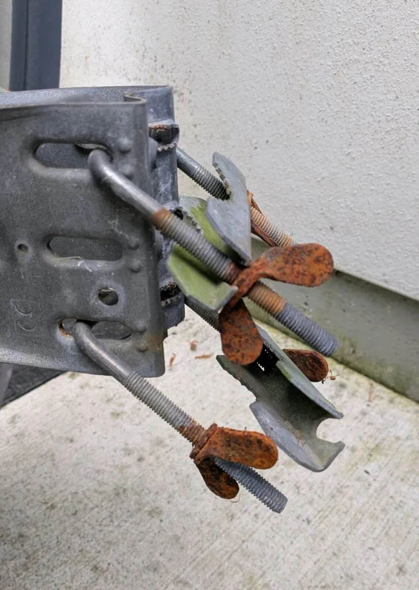 Triax satellite dish with LNB - Image 4