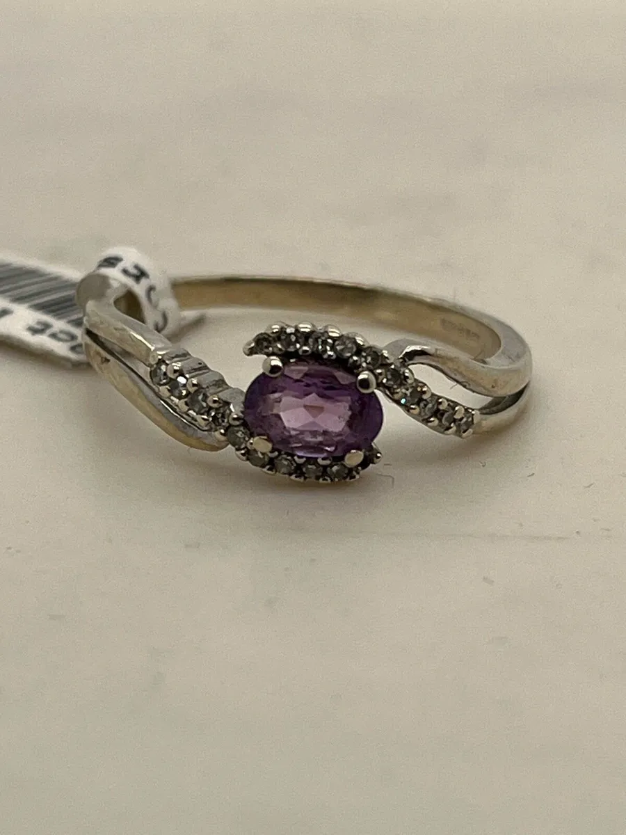 9k white gold ring with purple stone and diamonds. - Image 1