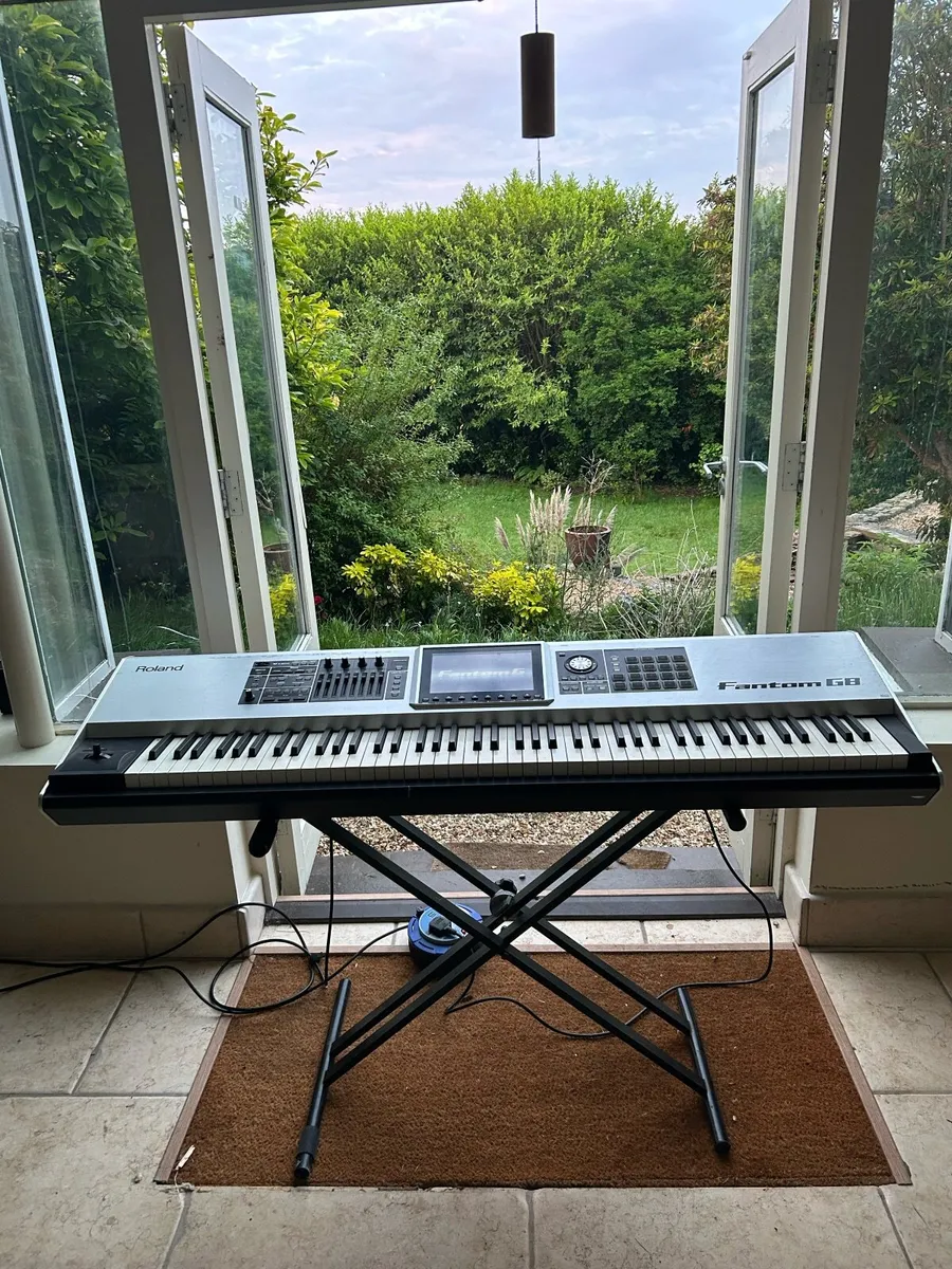 Electric keyboard (needs fixing) - Image 4