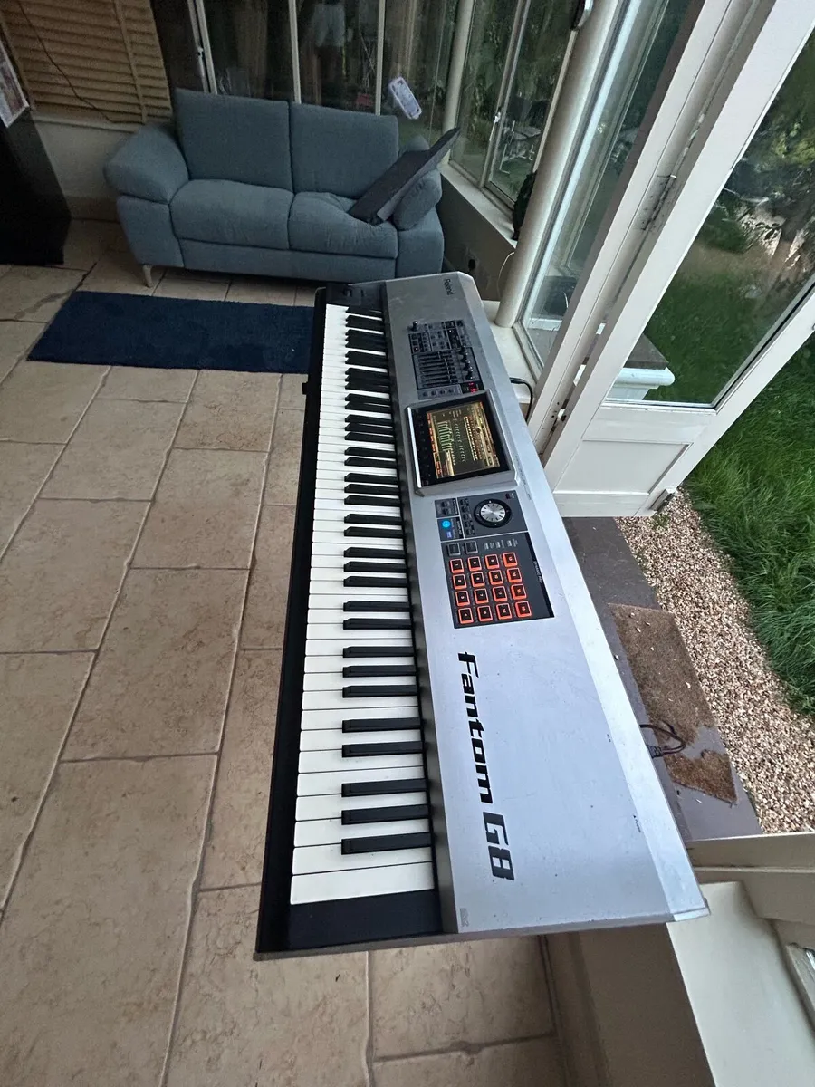 Electric keyboard (needs fixing) - Image 1