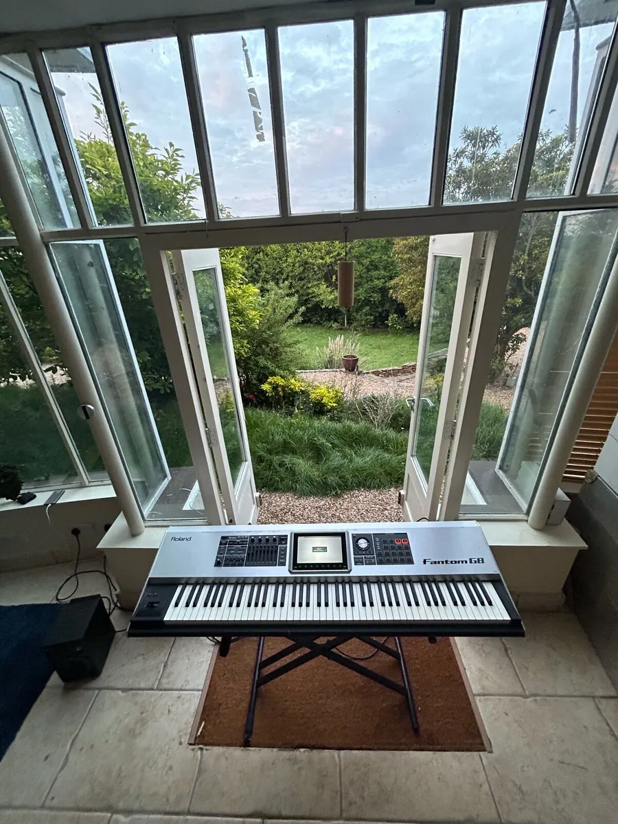 Electric keyboard (needs fixing) - Image 3