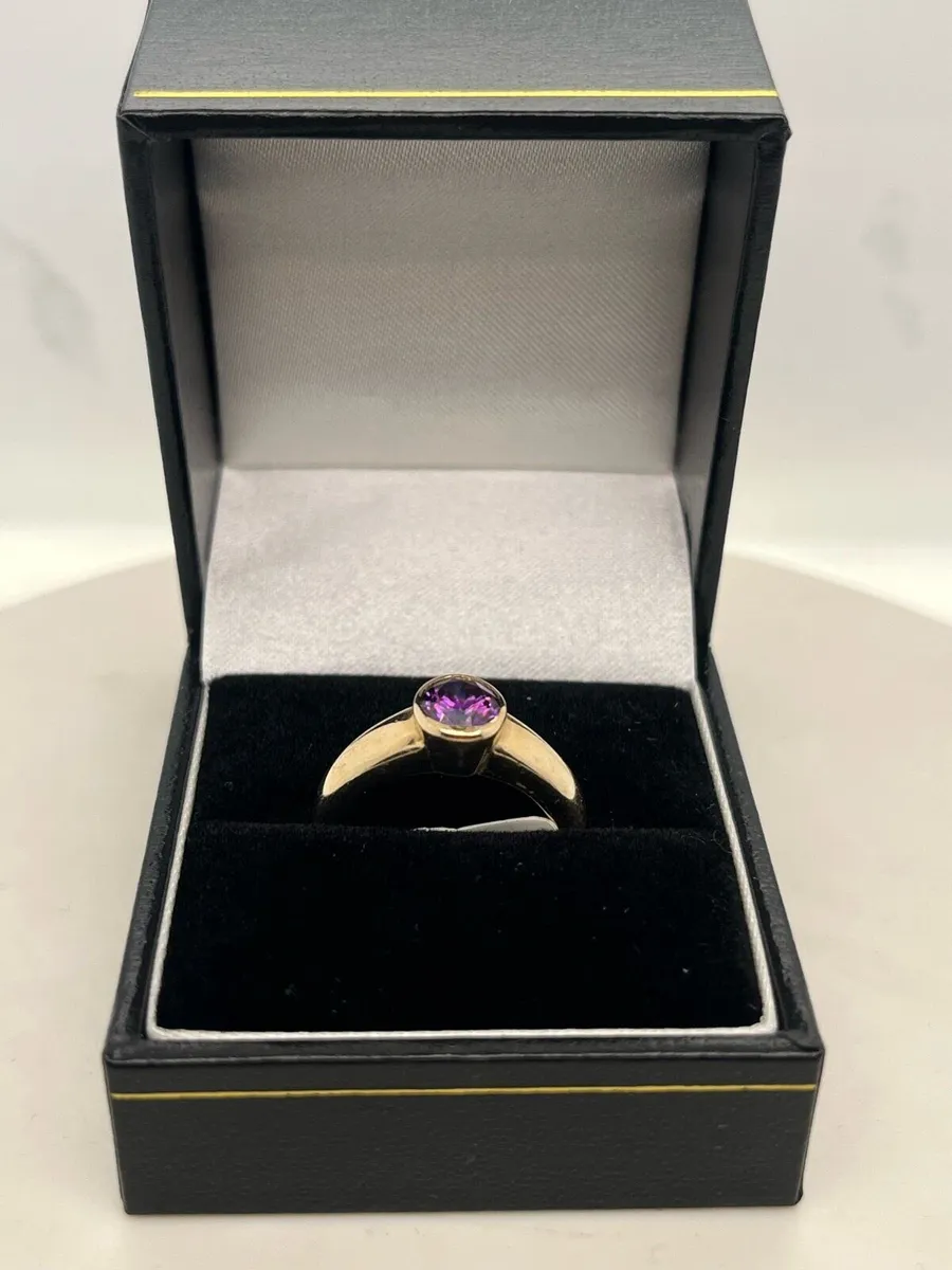 14k gold ring with purple stone. - Image 3