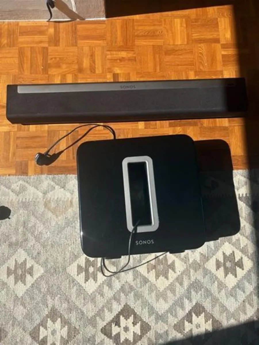Sonos Soundbar (Playbar) + sub and x2 Play speaker - Image 1