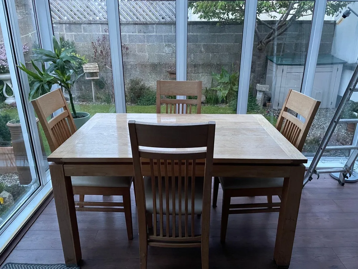 Table & chairs - Image 1