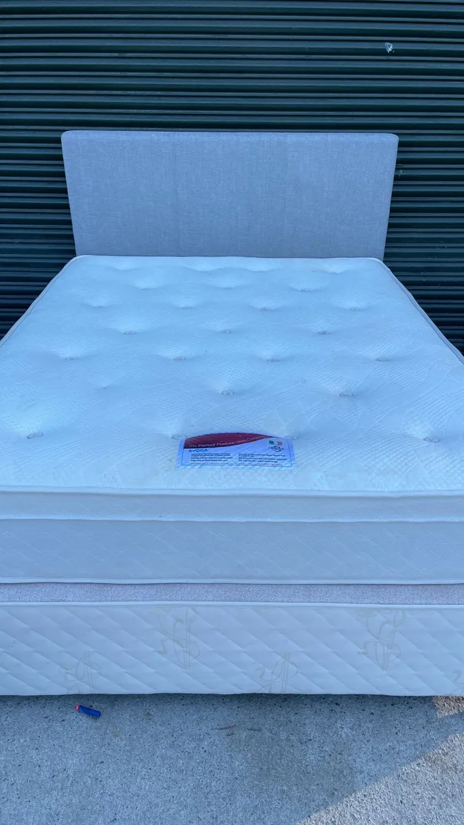 King size bed - Image 1