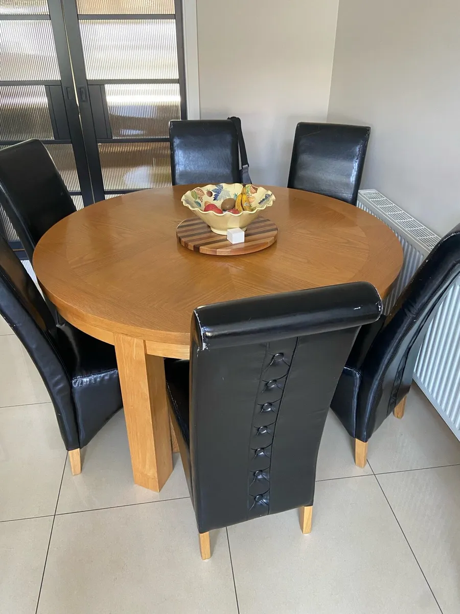 Round Table and 6 chairs - Image 1