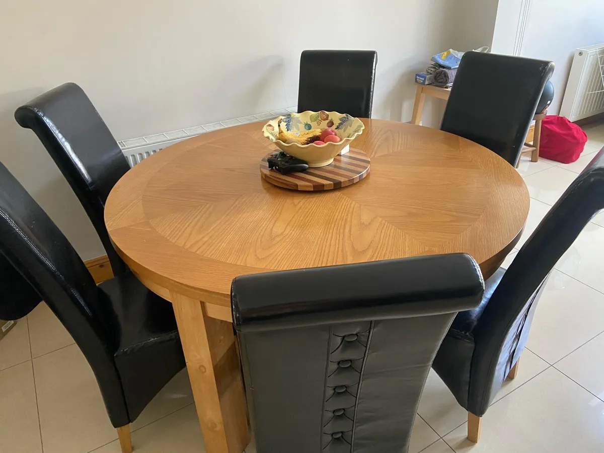 Round Table and 6 chairs - Image 2