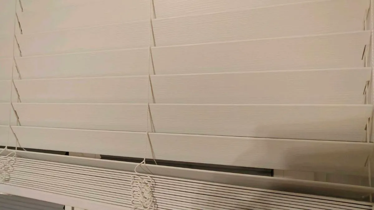 Fauxwood blinds Embossed Bright White - Image 1