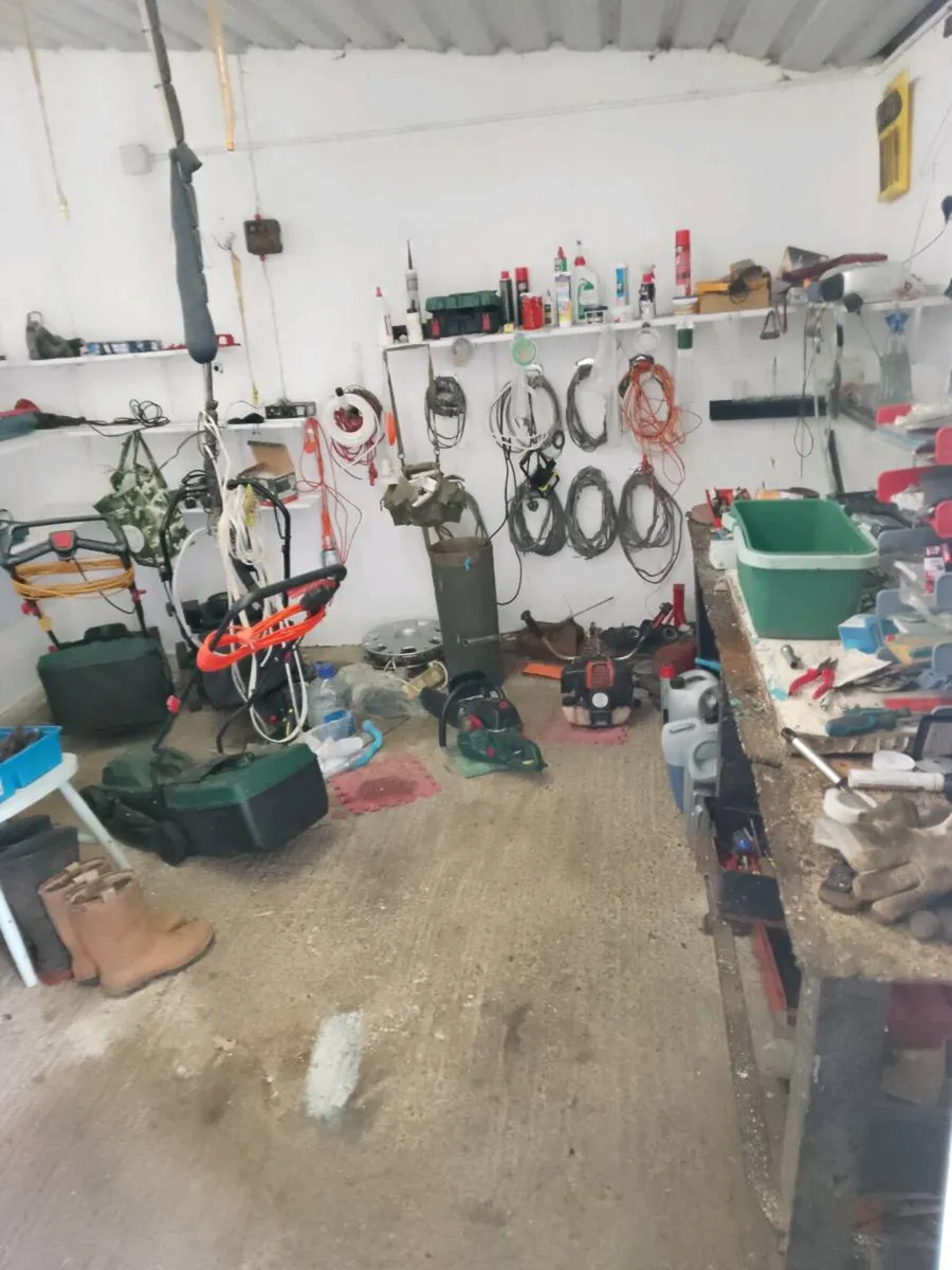 Varied tools/ garden equipment