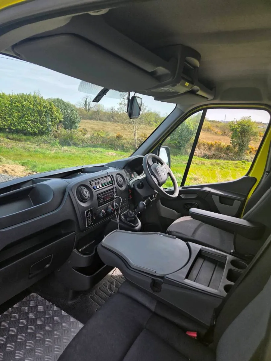 2018 Renault Master Ambulance - Image 2