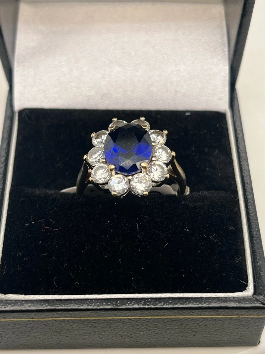 9k gold blue stone cz ring. - Image 2