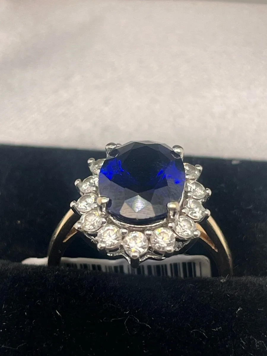 9k gold blue stone cz ring. - Image 1