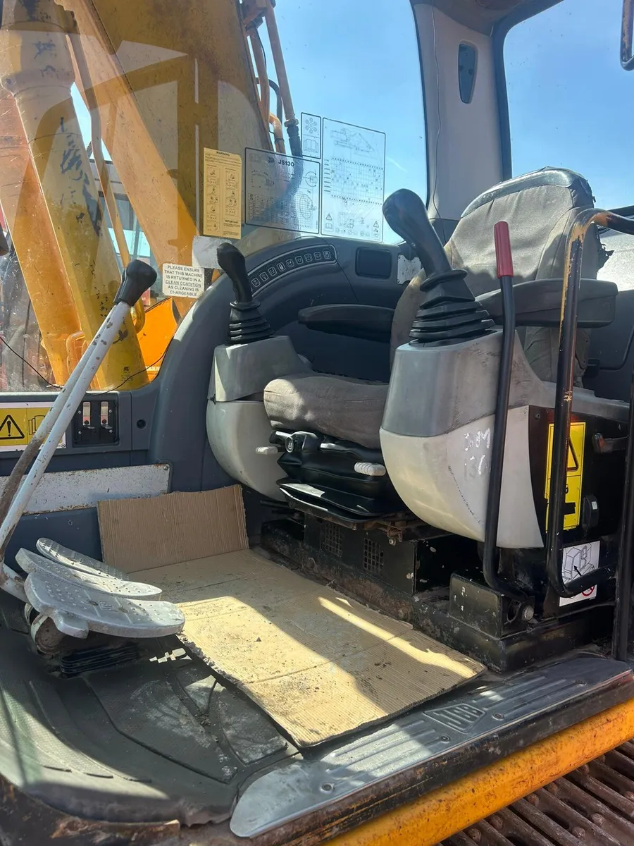 Year 2005 JCB JS130 - Image 4