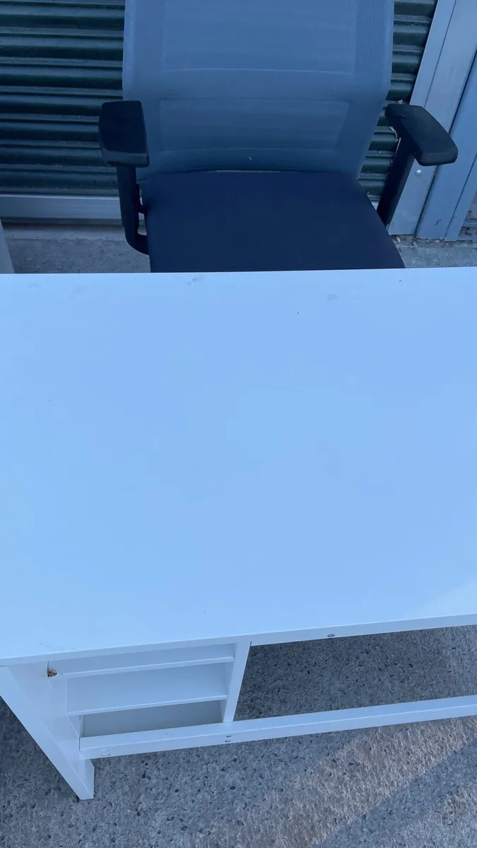 Chair and desk - Image 4