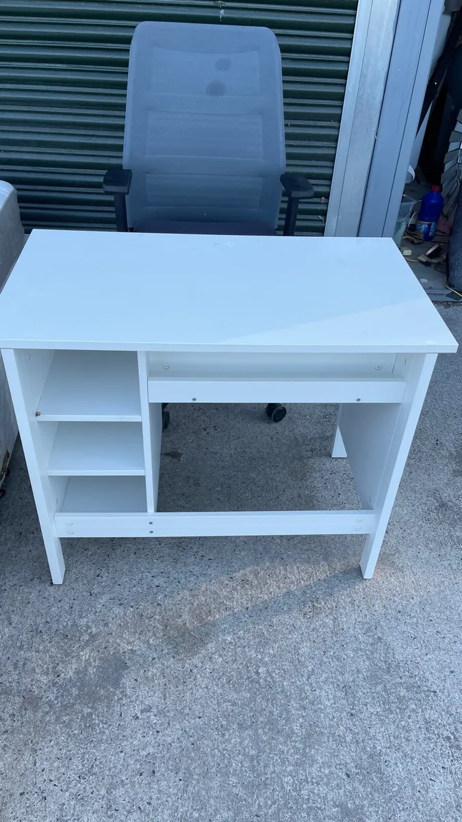 Chair and desk - Image 2