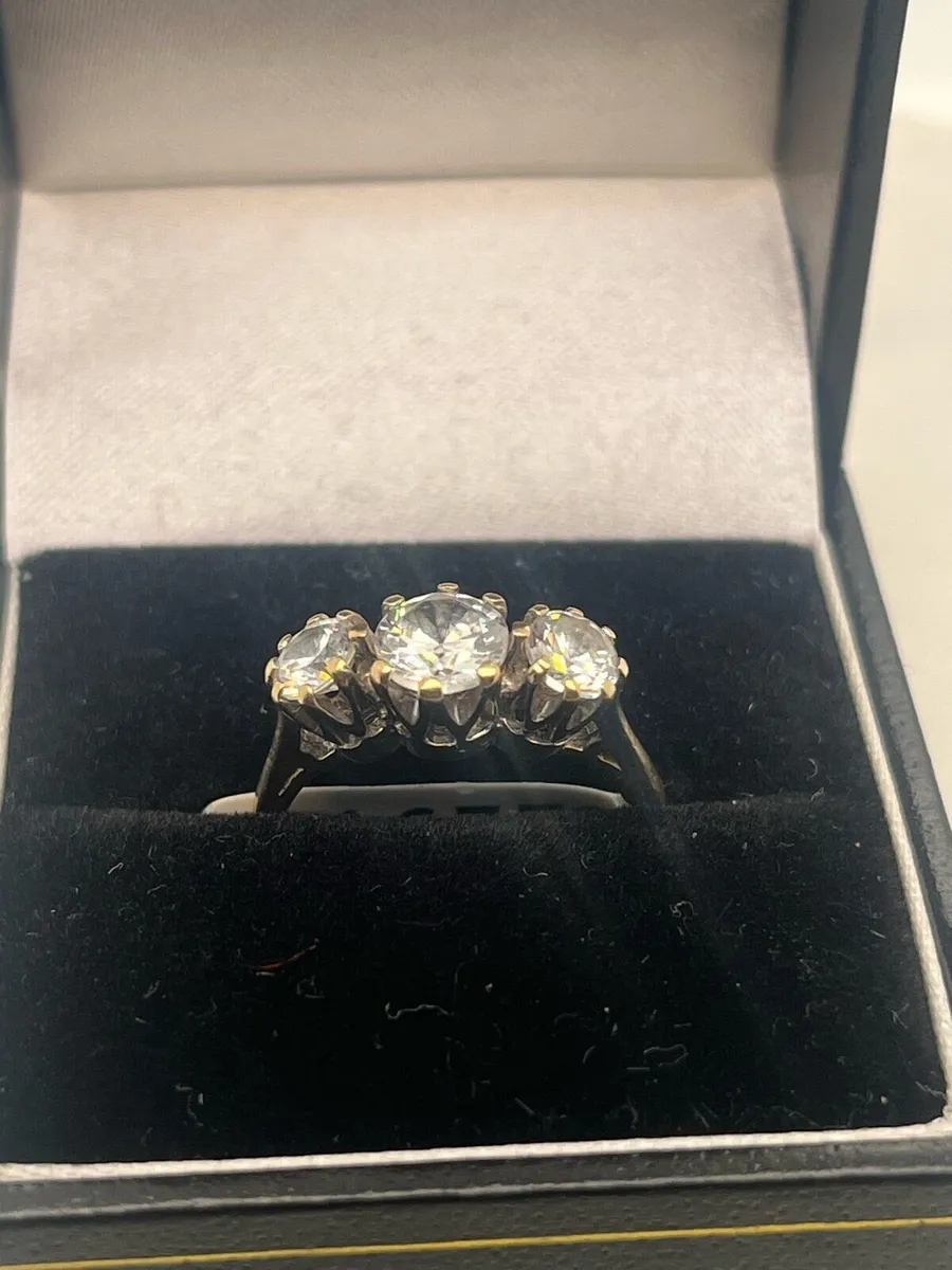 9k gold 3 stone cz ring. - Image 1