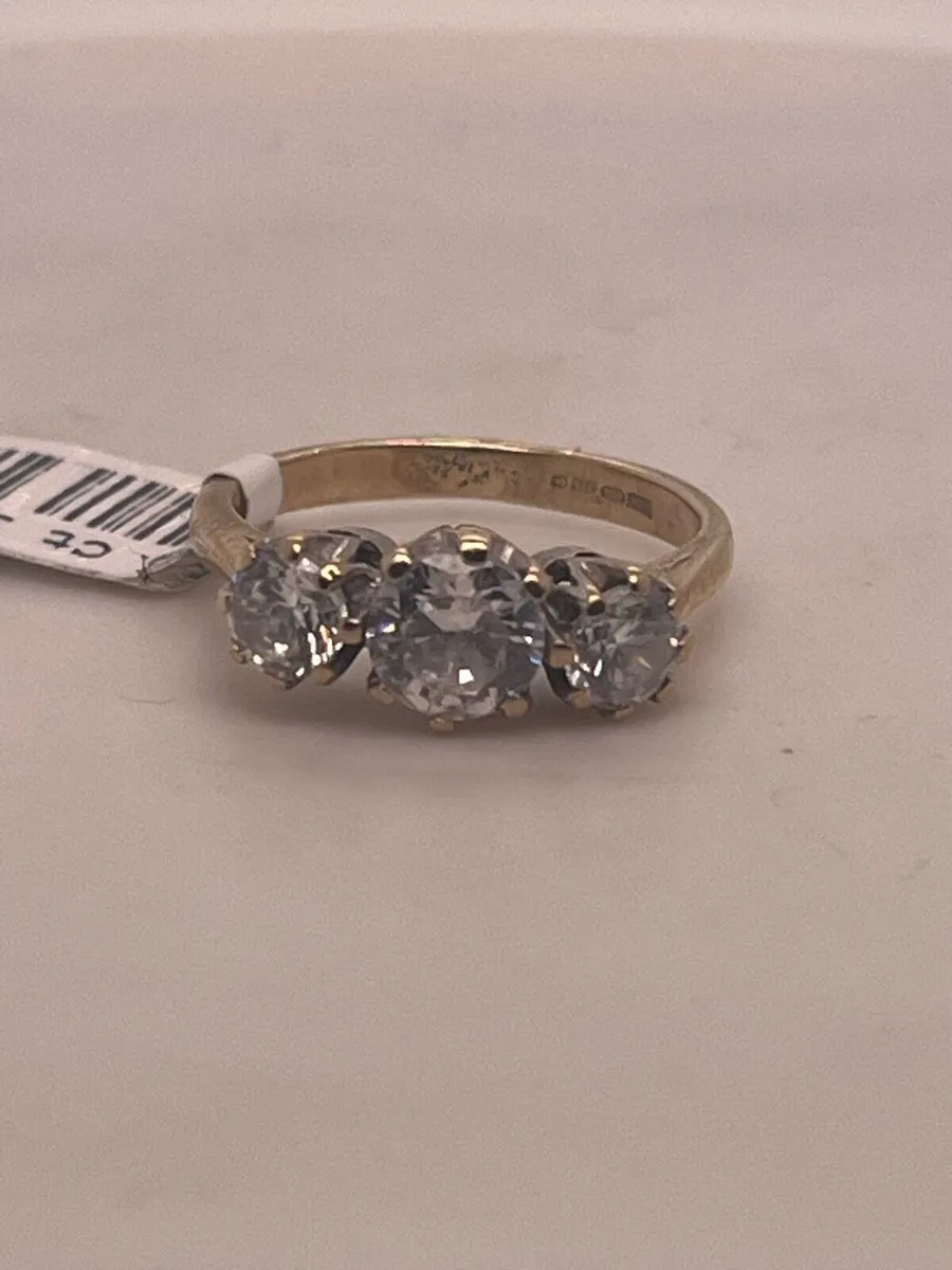 9k gold 3 stone cz ring. - Image 4