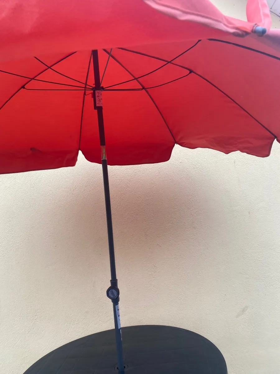 Garden table in parasol - Image 1