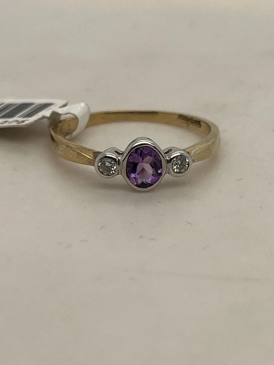 9k gold purple stone ring with diamonds. - Image 4