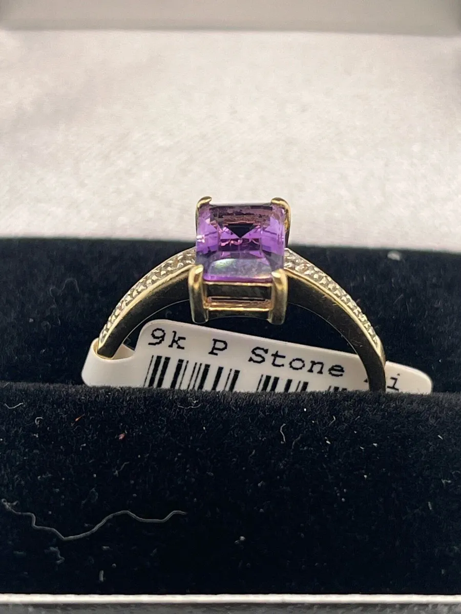 9k gold purple stone ring with diamonds. - Image 2