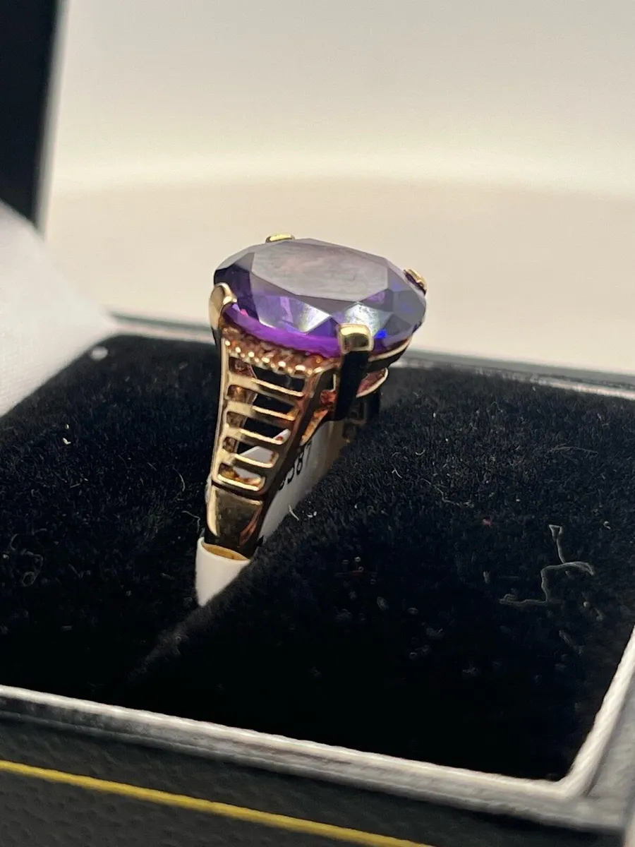 9k gold purple stone ring. - Image 1