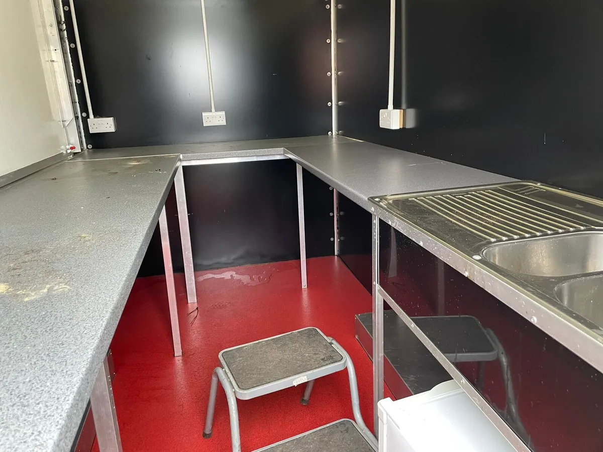 Catering trailer - Image 4