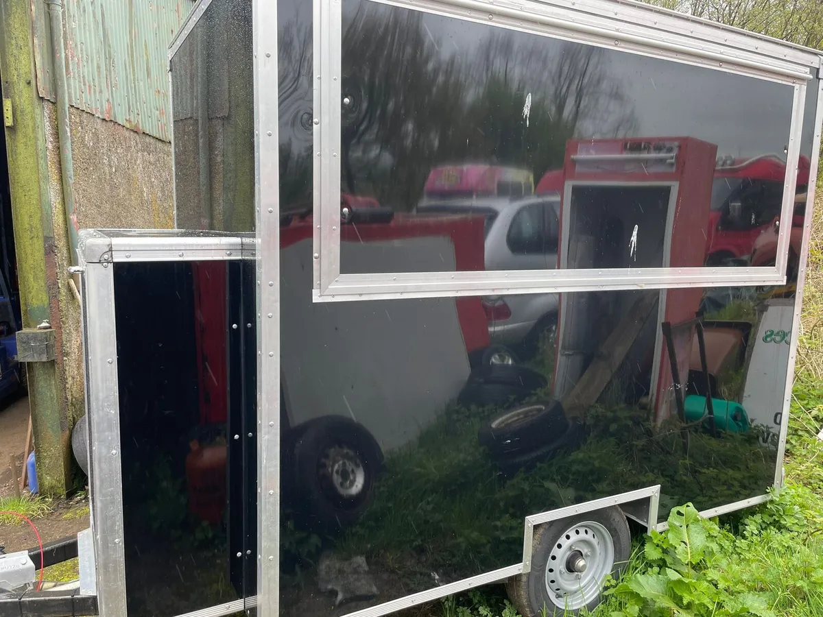 Catering trailer - Image 1