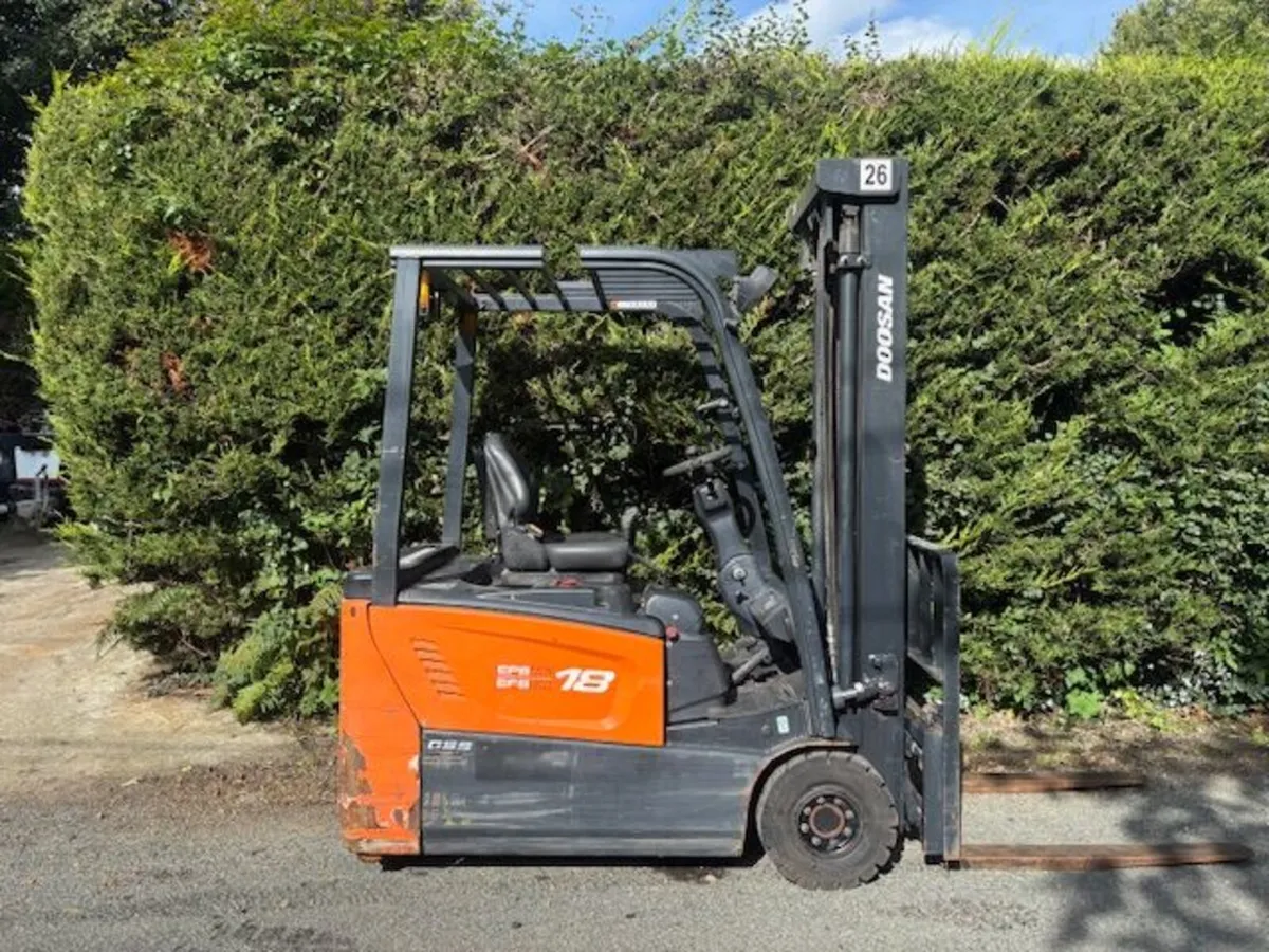 Electric Forklifts - Image 3