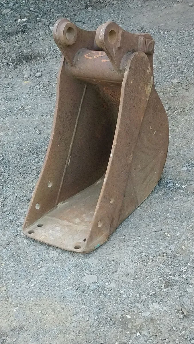 TAKEUCHI 3.5 TON DIGGER BUCKET 40mm pins - Image 1