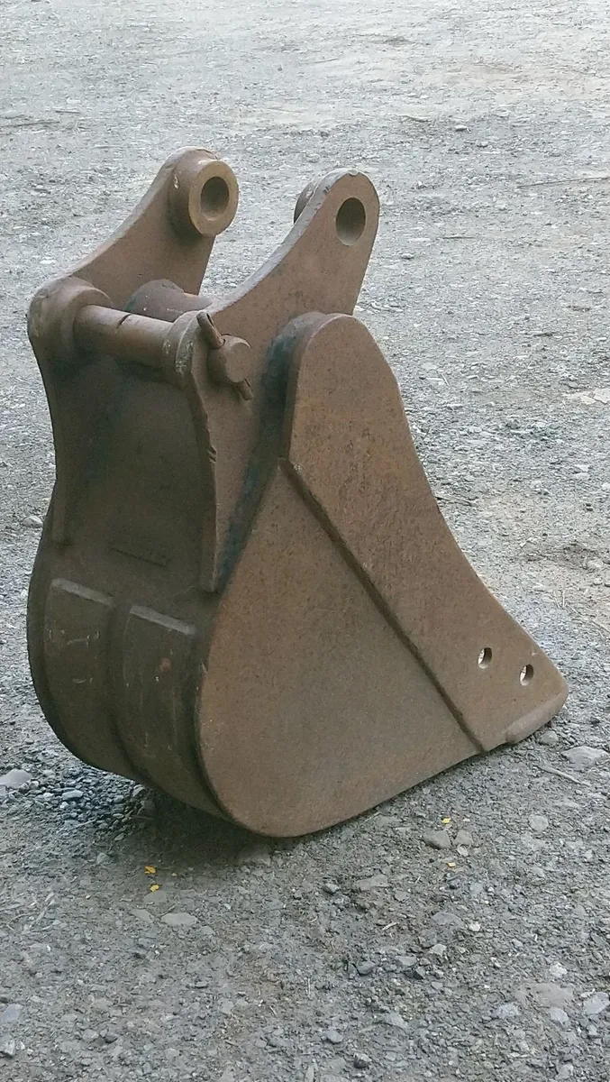 TAKEUCHI 3.5 TON DIGGER BUCKET 40mm pins - Image 2