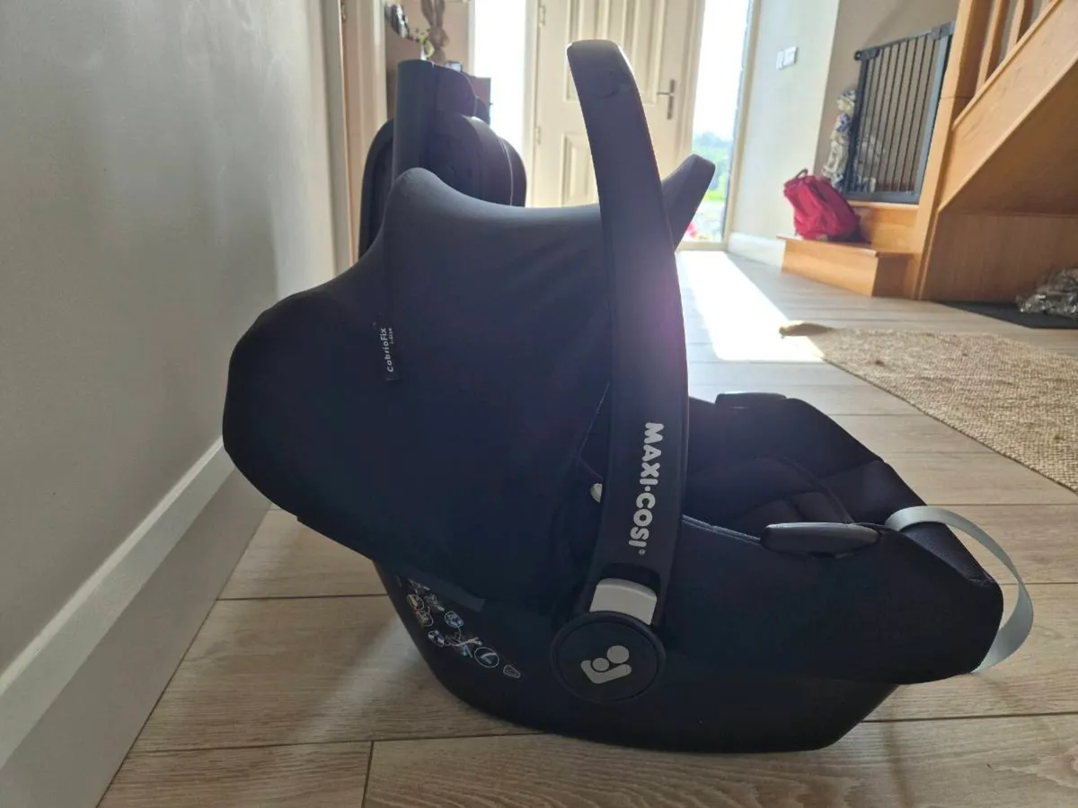 Maxi-Cosi Car Seat, Isofix Base & pram adapto - Image 3