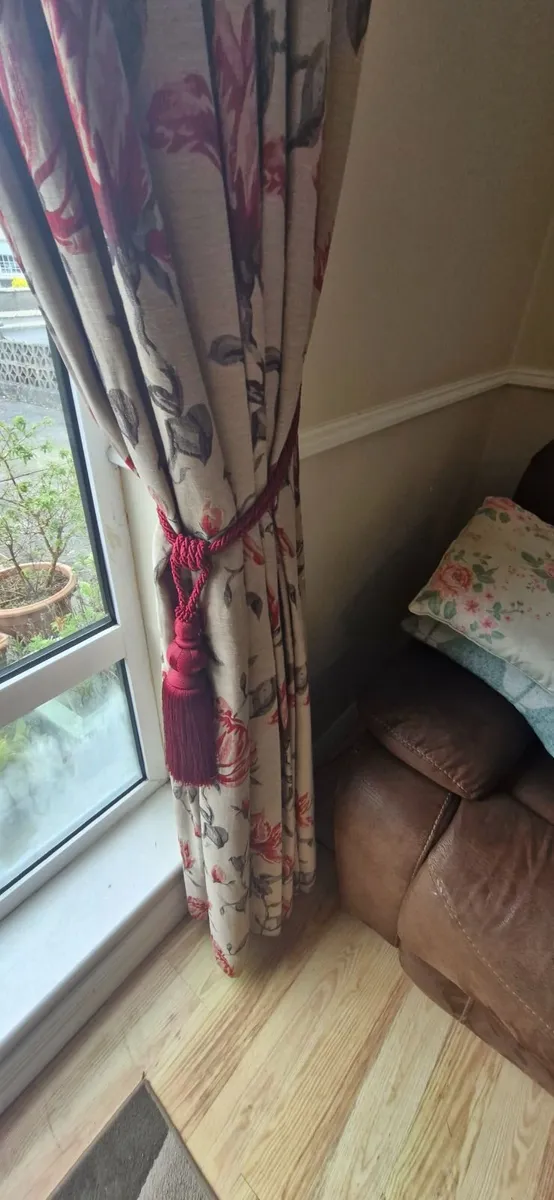 Curtains - Image 3