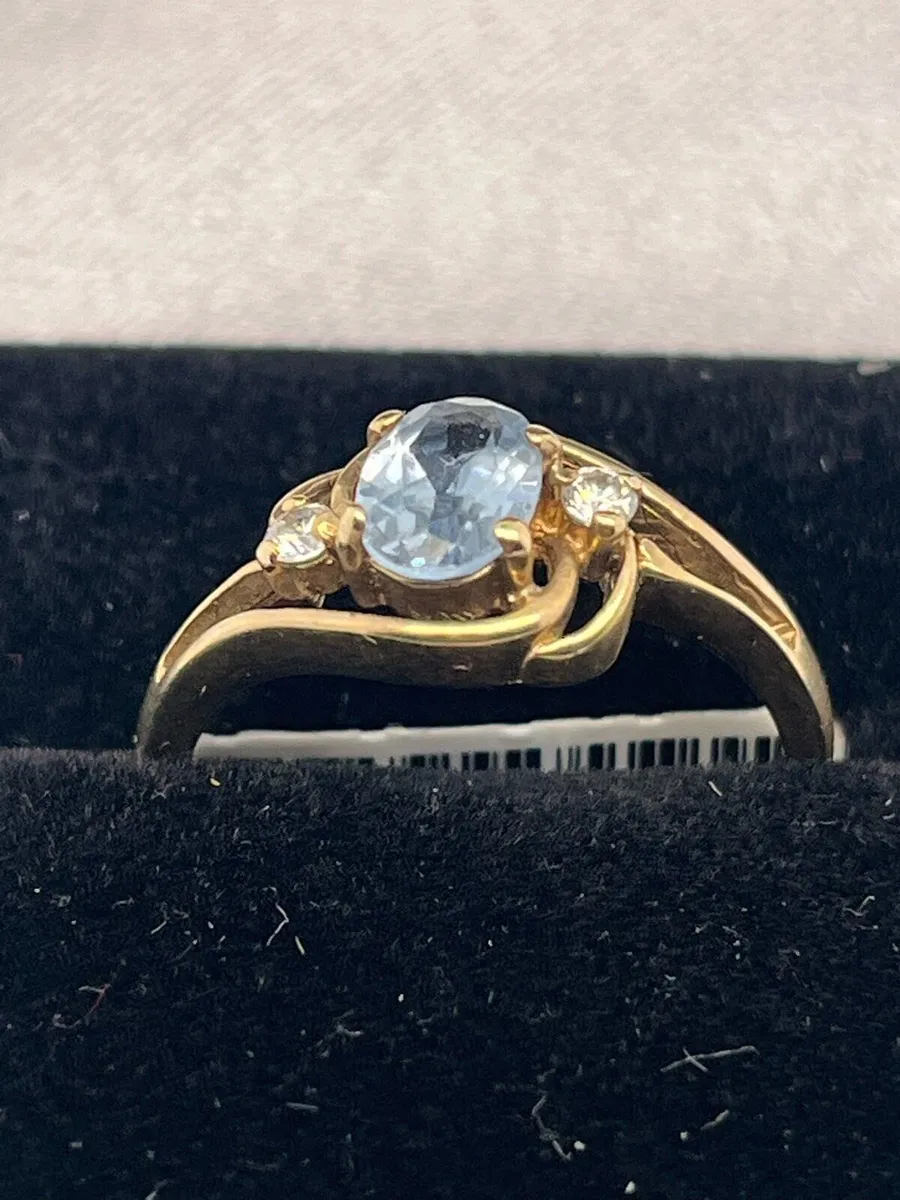 9k gold blue stone cz ring. - Image 1