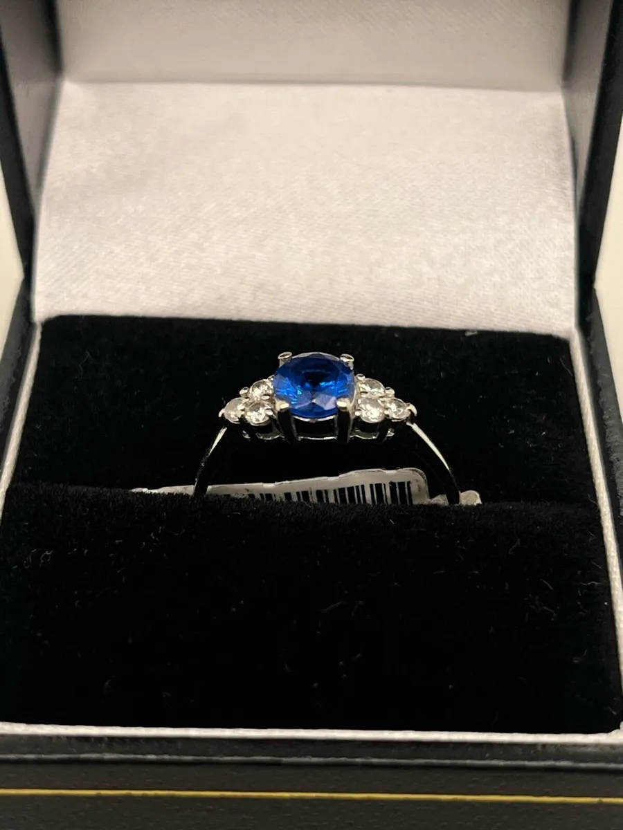 18k white gold blue stone cz ring. - Image 1