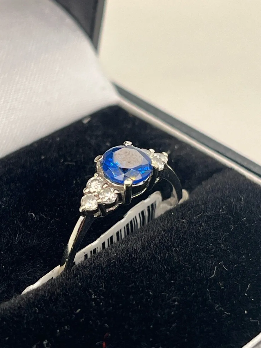 18k white gold blue stone cz ring. - Image 3