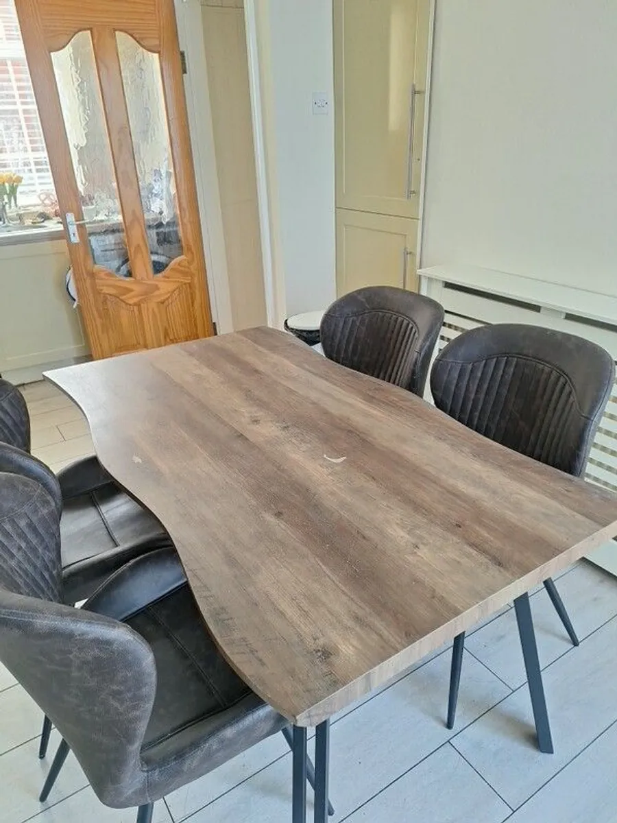 Table and 4 chairs - Image 1