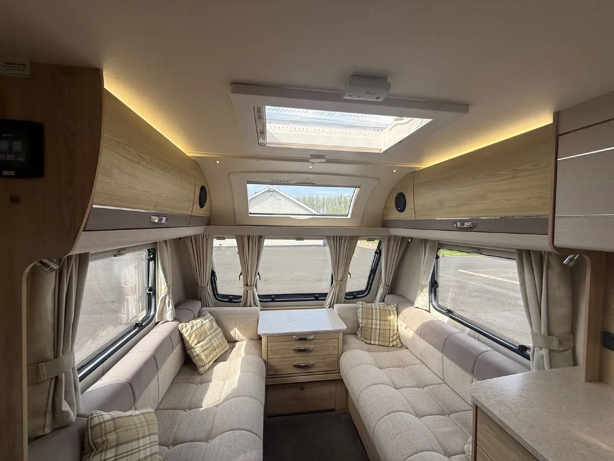 2017 ELDDIS AVATE 554 4 BERTH FIXED BED CARAVAN - Image 2