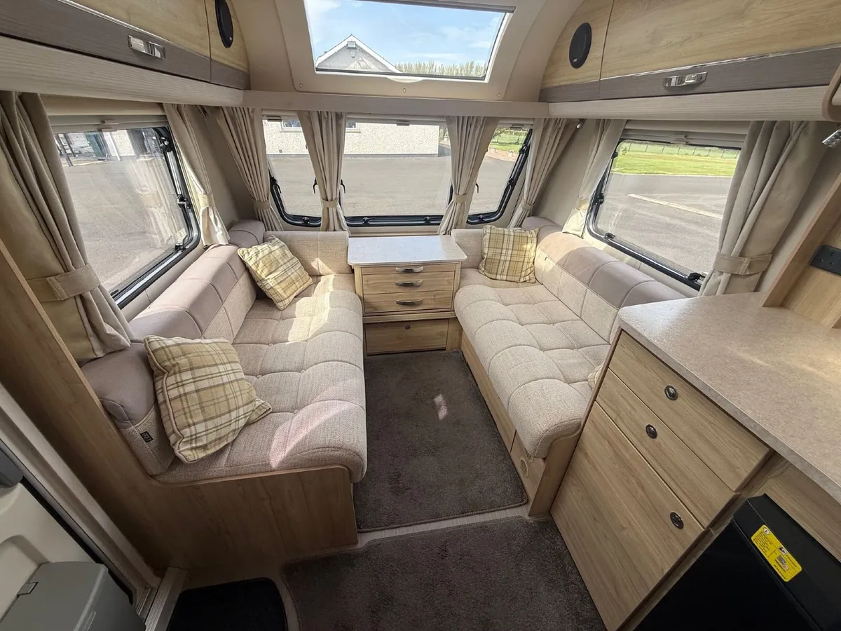 2017 ELDDIS AVATE 554 4 BERTH FIXED BED CARAVAN - Image 4