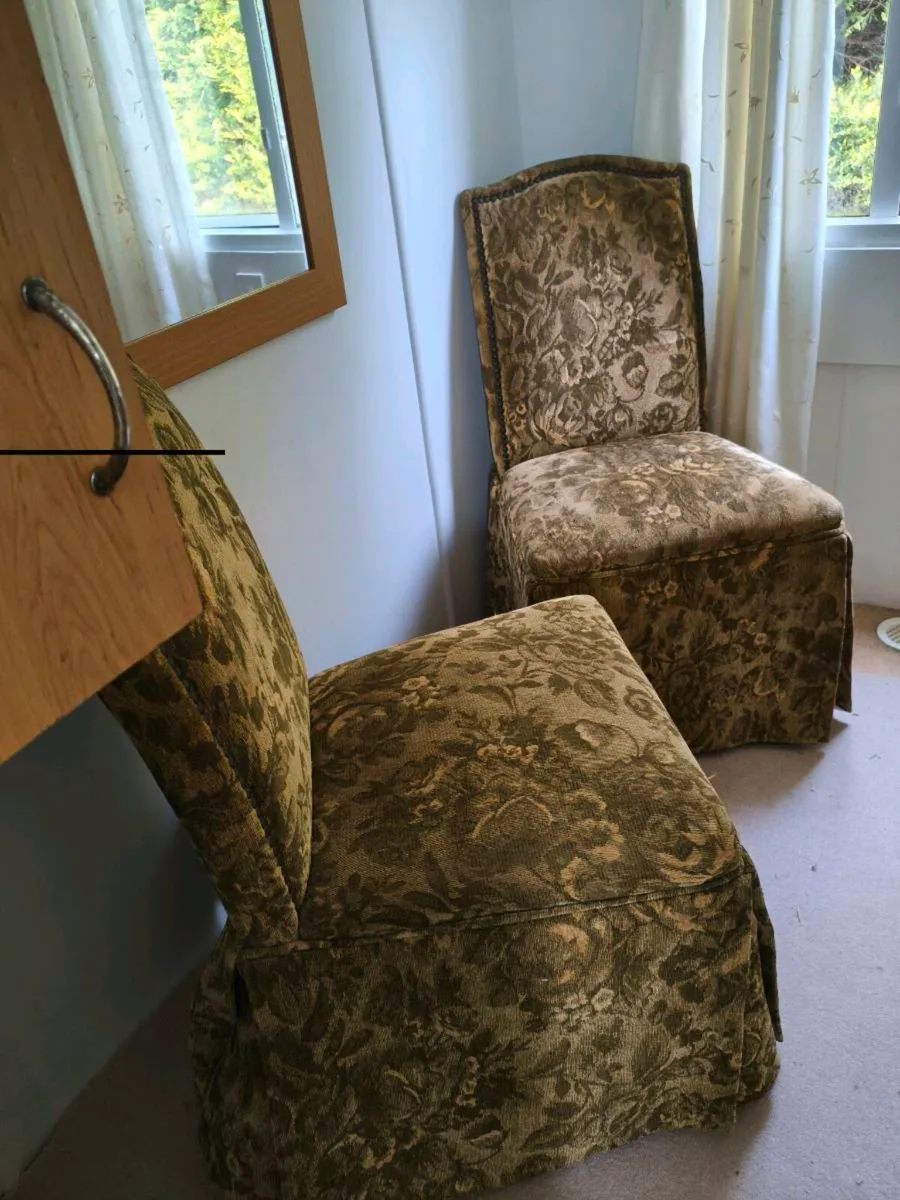 2 lovely chairs,used for staging with a side table - Image 1