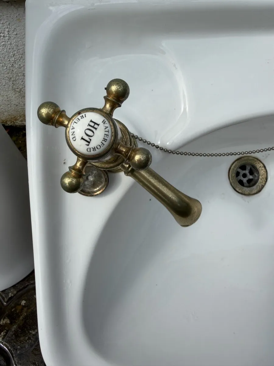 Vintage white ceramic sink - Image 3