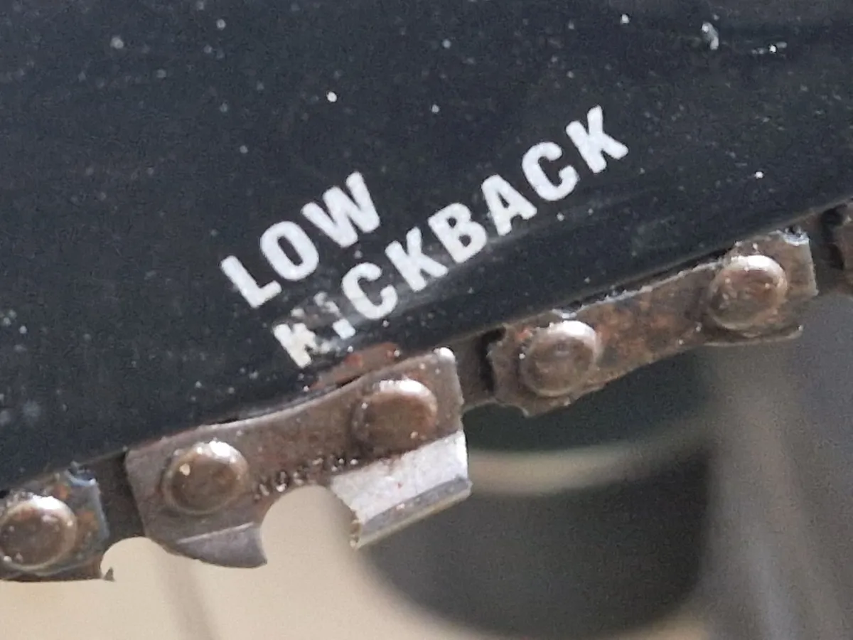 Titan 2000W 230-240V Electric 40cm Chainsaw - Image 4