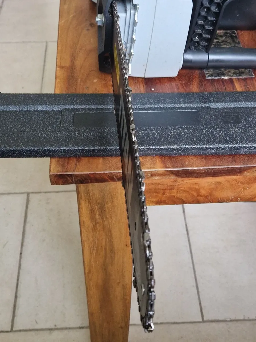 Titan 2000W 230-240V Electric 40cm Chainsaw - Image 3