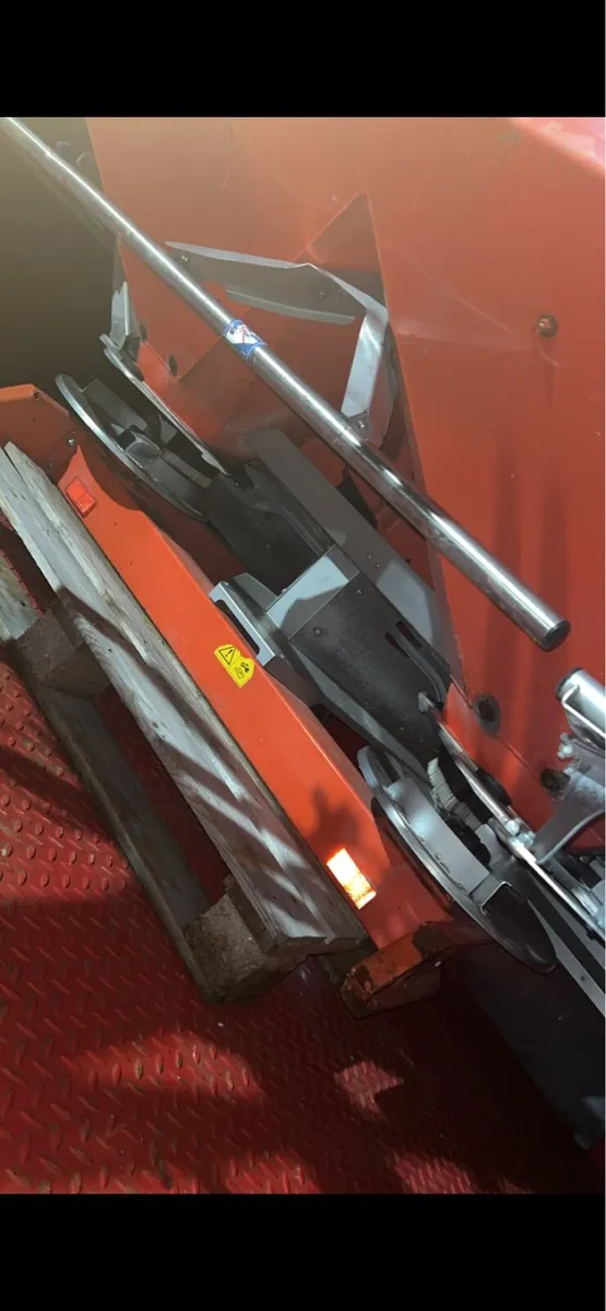 Kuhn Axis 40 W Sower - Image 4