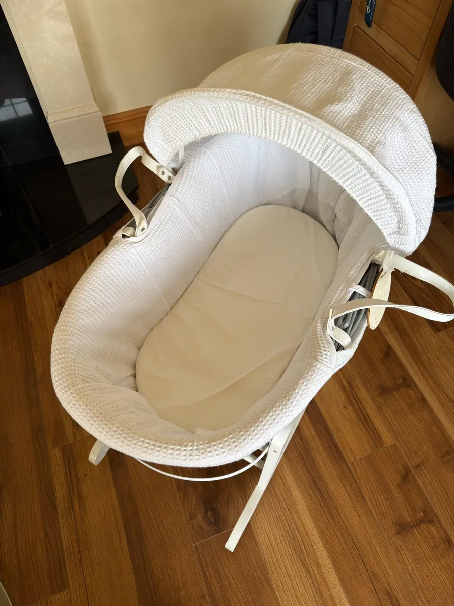 Grey wicker Moses basket - Image 2